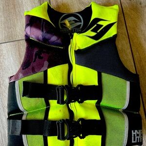 Kids life jacket by Hyperlite. youth 50-90lbs. Coast guard and tween approved